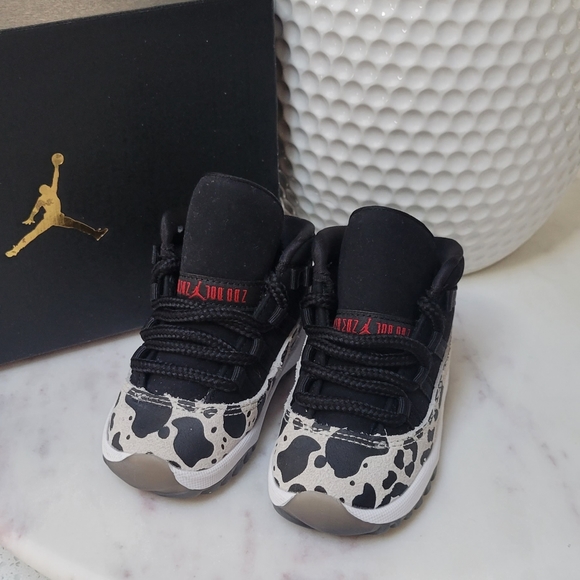Baby Boy Jordans 11 Retro Size 6 - Picture 5 of 10